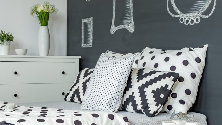 Coherent black and white decoration